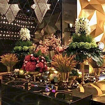 vazoda-yapay-uzun-cicekler