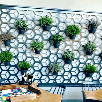 Saksılı Yapay Çiçeklerle Dekorasyon